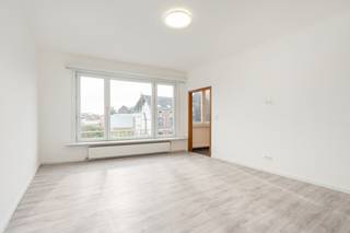 <p>Dit gerenoveerde appartement combineert comfortabel wonen met een centrale ligging tussen Antwerpen en Brussel. Dankzij de vlotte bereikbaarheid en de ligging in het centrum bevinden winkels, openbaar vervoer en dagelijkse voorzieningen zich vlakbij. De woning werd vernieuwd en is instapklaar, waardoor je meteen kan genieten van een aangename woonomgeving. Met drie ruime slaapkamers biedt dit appartement bovendien heel wat mogelijkheden voor gezinnen, koppels of wie extra ruimte zoekt voor een bureau of hobbykamer. Een interessante opportuniteit voor wie een appartement in Boom wil kopen.</p>

<p>Belangrijkste ruimtes:<br />• Lichtrijke woonkamer met aangename leefruimte<br />• Functionele keuken met praktische indeling<br />• 3 ruime slaapkamers met verschillende inrichtingsmogelijkheden<br />• Badkamer met basiscomfort</p>

<p>Troeven:<br />• 3 ruime slaapkamers<br />• Centrale ligging tussen Antwerpen en Brussel<br />• Gerenoveerd en instapklaar</p>

<p>Neem vandaag nog contact op met je ERA-makelaar voor een bezoek. JOUW DROOMAPPARTEMENT. ZO GEVONDEN!</p>