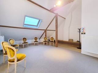 Deze prachtige kantoorruimtes te huur bevinden zich in een kleinschalig, maar bijzonder karaktervol businesscenter in Gent. De hoge plafonds en de authentieke houten vloer creëren een rustige en warme werksfeer. De kantoren zijn volledig instapklaar en uitgerust met alle modern comfort. Bovendien kunnen huurders gebruikmaken van diverse ondersteunende diensten. Op het gelijkvloers is er een terras voorzien.Het pand is gelegen aan de Koning Albertlaan, recht tegenover een tramhalte tussen het station en het stadscentrum. Dankzij deze uitstekende ligging is het kantoor zowel centraal gelegen als uitstekend bereikbaar met het openbaar vervoer en met de wagen. Het station Gent-Sint-Pieters ligt op wandelafstand en biedt een ruime publieke parking, vlot bereikbaar via de R4 en de E40.Beschikbare oppervlaktes:- Gelijkvloers: 53m²- 1e verdieping: 63m²- 2e verdieping: 45m²- 3e verdieping 38m²Specificaties: - Parlofoon- Volledig uitgeruste keuken - Coffee corner- Parketvloer- Toegangscontrole via smartphone- 24/7 toegankelijk- Gemeenschappelijk sanitair- Badkamer met douche- Centrale verwarming op aardgas - Akoestische isolatieDiensten (inbegrepen):- Poetsdienst gemeenschappelijke delen- Onroerende voorheffing- Brandverzekering- Verbruik elektriciteit, gas en water- Meubilair te besprekenBeschikbaarheid:Onmiddellijk beschikbaar. Bent u geïnteresseerd in deze kantoren te huur in Gent? Aarzel dan niet om contact op te nemen via 09 245 35 35 of business.gent@dewaele.com.