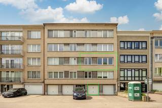 Situé sur la Prins Boudewijnlaan à Wilrijk, cet appartement élégant et prêt à emménager offre une superficie habitable d’environ 107 m². L’emplacement combine une excellente accessibilité avec un environnement verdoyant, à courte distance du Park Den Brandt et du parc Middelheim.<br /><br /><u>Disposition :</u><br />L’appartement se situe au deuxième étage et est accessible via un hall d’entrée privatif équipé d’un vestiaire pratique.<br />Le séjour lumineux, avec cuisine semi-ouverte attenante, bénéficie d’une agréable luminosité grâce aux grandes baies vitrées en façade avant.<br />Le hall de nuit donne accès à deux chambres spacieuses, une salle de bains avec douche à l’italienne, des toilettes séparées, un débarras ainsi qu’une belle terrasse couverte orientée ouest d’environ 14 m².<br />Ce qui caractérise cet appartement est la générosité des volumes. Le choix des matériaux s’est porté sur un beau sol stratifié combiné à des carrelages effet marbre dans les pièces d’eau, créant un intérieur à la fois frais et élégant.<br /><br />Le garage box est à acquérir obligatoirement pour 25.000 €.<br /><br /><u>Atouts :</u><br />Superficie habitable d’environ 107 m²<br />Prêt à emménager et bien entretenu<br />Deux chambres complètes<br />Terrasse spacieuse de 14 m² (orientée ouest)<br />Score PEB favorable (B)<br />Situation centrale avec excellentes connexions<br /><br /><u>Extra :</u><br />Garage box à acquérir obligatoirement à 25.000 €<br /><br />La visite virtuelle, le plan, le PEB, le contrôle électrique et l’inventaire amiante sont déjà disponibles sur le site Wellimmo (« documents »).<br />📩 Plus d’informations ou une visite : info@wellimmo.net<br />📞 +32 3 225 00 68 ou +32 468 07 55 56 (Gerd)