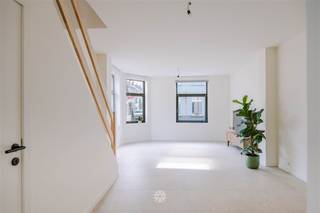 <p><span>GHENT - Maison rénovée de qualité au cœur de Gand</span></p><p><span> </span></p><p><span>Vous êtes à la recherche d'une maison rénovée et lumineuse au cœur de Gand ? </span></p><p><span> </span></p><p><span>Atouts principaux :</span></p><ul><li><span>Matériaux de qualité et finitions de haute qualité</span></li><li><span>garage intérieur</span></li><li><span>Grenier et cave sèche disponibles</span></li><li><span>Idéal pour l'investissement et l'occupation personnelle</span></li><li><span>Design intemporel et élégant</span></li><li><span>Pièces lumineuses grâce aux grandes fenêtres et aux hauts plafonds</span></li><li><span>Label énergétique EPC B</span></li><li><span>Chambres à coucher complètes</span></li><li><span>Accès facile au centre-ville, aux magasins et aux transports publics</span></li><li><span>espace extérieur agréable avec terrasse de toit autorisée</span></li></ul><p><span> </span></p><p><span> </span></p><p><span>Disposition :</span></p><p><span>Hall d'entrée avec connexion à la cuisine, garage intérieur avec connexion à la machine à laver</span></p><p><span>espace de vie lumineux</span></p><p><span>premier étage avec accès à la terrasse sur le toit, salle de bains (avec double lavabo et douche), dressing/première chambre à coucher, deuxième chambre à coucher</span></p><p><span>deuxième étage : deux chambres à coucher de taille normale</span></p><p><span>étage mansardé</span></p><p><span> </span></p><p><span> </span></p><p><span>Les grandes fenêtres offrent une abondance de lumière naturelle et une sensation d'ouverture sur le jardin verdoyant.</span></p><p><span> </span></p><p><span>Contactez l'agence immobilière Axel Lenaerts pour une visite : 09 245 24 24 ou zoe@axellenaerts.be</span></p><p><span> </span></p>