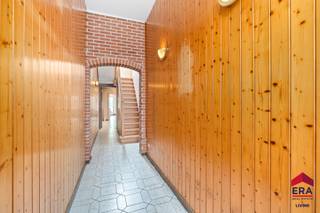 [[ DIT PAND NEEMT DEEL AAN DE ERA OPEN HUIZEN DAG OP 13/6 VAN 11:00 TOT 12:00 ]]
<p>Ben je op zoek naar een charmante woning met 3 slaapkamers en zuidgerichte tuin nabij het centrum? Gevonden!</p>

<p>Op wandelafstand van het stadscentrum vind je deze charmante woning met heel wat potentieel. Winkels, scholen en openbaar vervoer bevinden zich vlakbij, waardoor je hier geniet van een bijzonder praktische ligging. Bovendien zijn er voldoende parkeermogelijkheden in de nabije omgeving, onder meer op de Leo De Bethunelaan en de Capucienenlaan. De woning is te moderniseren, maar vormt net daardoor de ideale kans voor wie een gezellige thuis volledig naar eigen smaak wil afwerken. Extra troef: dankzij het EPC-label D is er geen renovatieverplichting van toepassing. Reeds gas aanwezig!</p>

<p>Op het gelijkvloers kom je binnen via de inkomhal die leidt naar de leefruimte. Aansluitend bevinden zich de keuken, badkamer en veranda, met zicht op en toegang tot het terras en de aangename zuidgerichte tuin. Op de eerste verdieping zijn er twee slaapkamers. De tweede verdieping, bereikbaar via een vaste trap, biedt een derde kamer met mezzanine en een toilet met lavabo.</p>

<p>Ben je op zoek naar een woning met karakter, tuin en potentieel op een centrale ligging? Contacteer ons dan snel voor een bezoek!</p>