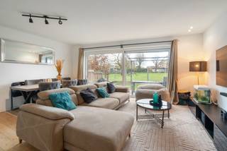 Ben je op zoek naar een instapklare en energiezuinige woning? Zoek niet verder! Deze woning in Herzele heeft alles wat je zoekt.Indeling...
