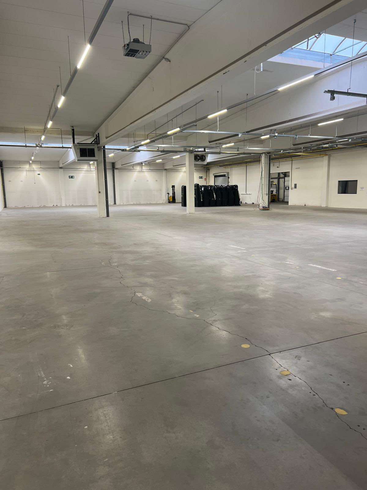 MODERNE MAGAZIJNEN MET KANTOOR EN PRIVEPARKING NABIJ E40  - foto 4