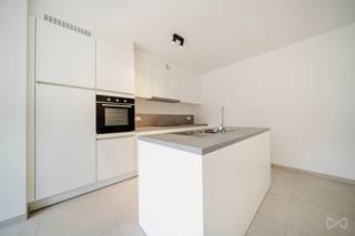Mail: rent.brussels@weinvest.be Tel: 02/3155173We Invest is proud to present this charming terraced house, located in the heart of the Mench...