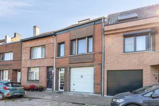 Deze karaktervolle woning, oorspronkelijk gebouwd in 1940, werd de afgelopen jaren grotendeels gerenoveerd en combineert vandaag hedendaags...