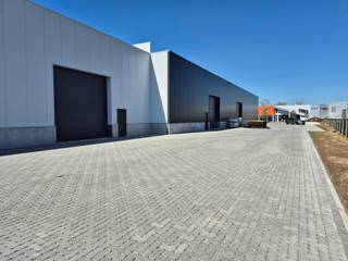 Op het Industrieterrein Jagersborg starten binnenkort de bouwwerken van dit representatieve KMO-project. Er zijn 9 KMO-units voorzien waarvan er 2 over een grote kantoorruimte beschikken. De afmetingen variëren van 204m² tot 1080m². Samenvoegen van units is mogelijk. De units worden casco opgeleverd waarbij de branddetectie reeds voorzien is.<br /><br />Zowel de N73 als de N78 zijn goed bereikbaar en de A2 autosnelweg bevindt zich op 9 km.<br /><br />KENMERKEN UNIT 2<br />- oppervlakte: 375m²<br />- minimale vrije hoogte: 6.10m<br />- 1 sectionaalpoort (4.00m breed x 4.20m hoog)<br />- lichtstraat met RWA<br />- basis branddetectie voorzien<br />- 2 privatieve parkeerplaatsen<br /><br />Vg - Igb - Gmo - Gvkr - Gvv<br /><br />Voor meer info: 011/39.90.50 of info@jansenrealestate.be