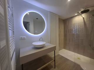 Volledig gerenoveerde luxe appartement met ‘state-of-art’ afwerking en veel lichtinval te Antwerpen-centrum in de levendige wijk tussen het ‘Stadspark’ en het ‘Centraal-Station’, in een totaal gerenoveerd project met moderne en aantrekkelijke voorgevel. 

Het betreft hier een appartement met een ruime woonkamer en ingerichte ‘Pico-Bello’ keuken met kookplaat, dampkap, oven, koel- en ijskast en aansluiting voor vaatwas, nachthal,  apart gastentoilet met handenwasser, en 1,5 slaapkamers,  één en-suite badkamer met inloopdouche en één met en-suite badkamer met ligbad, toilet en wastafel. 
Een extra troef is het balkon met buitenruimte.
Extra: 2 liften, videofonie, Fietsenberging, aansluiting W/D, eerste bewoning na renovatie, privatieve kelder. Ideaal voor starters en/of expats. 

Onmiddellijk beschikbaar: Lage algemene onkosten - individuele meters. Huurprijs: € 1.250. 
Er is een mogelijkheid om een nabijgelegen parkingplaats te huren.

Enkel serieuze kandidaten! 
Wenst U meer info te bekomen of een bezichtiging in te plannen? 
Contacteer dan zeker ons kantoor:  verhuur@empire-estates.be