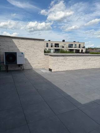 <strong>Ruimte, licht en hedendaags wooncomfort op een absolute toplocatie!</strong><br /><br />Bent u op zoek naar een uitzonderlijk ruim nieuwbouwappartement dat u volledig kunt afstemmen op uw woonwensen? Dan is deze stijlvolle duplex van maar liefst 147 m² een unieke opportuniteit.<br /><br />Gelegen in het centrum van Helchteren combineert dit appartement een uitstekende ligging met hedendaags wooncomfort, een doordachte indeling en een hoogwaardige afwerking. Winkels, scholen, horeca en openbaar vervoer bevinden zich op wandelafstand, terwijl de vlotte verbinding naar Hasselt, Genk en de E314 zorgt voor een uitstekende bereikbaarheid.<br /><br />De ruime leefruimte baadt in het natuurlijke licht dankzij de grote raampartijen en vormt samen met de open keuken het hart van de woning. Vanuit de leefruimte heeft u rechtstreeks toegang tot het ruime terras, waar u in alle rust kunt genieten. <br /><br />De duplexindeling zorgt voor een aangename scheiding tussen het leef- en slaapgedeelte. Op de verdieping bevinden zich drie volwaardige slaapkamers, een stijlvolle badkamer en alle ruimte die een modern gezin nodig heeft. Dankzij de royale bewoonbare oppervlakte geniet u van het comfort en het ruimtegevoel van een woning, gecombineerd met de praktische voordelen van een appartement.<br /><br />Een bijzonder pluspunt van dit nieuwbouwproject is de flexibiliteit in de afwerking. U kunt ervoor kiezen om het appartement volledig te laten afwerken volgens het doordachte ontwerp en lastenboek van de bouwheer, of – in samenspraak met de bouwheer – uw eigen accenten aan te brengen. Zo krijgt u de mogelijkheid om onder meer de <strong>keuken</strong>, <strong>badkamer </strong>en <strong>vloerafwerking </strong>naar uw persoonlijke smaak te kiezen en van dit appartement echt uw eigen thuis te maken.<br /><br />Bovendien wordt het appartement gebouwd volgens de nieuwste energienormen, wat garant staat voor een duurzame, energiezuinige woning met een hoog wooncomfort en een lagere energiefactuur.<br /><br /><strong>Troeven</strong>
<ul>
	<li>Ruim duplexappartement met een bewoonbare oppervlakte van 147 m²</li>
	<li>Drie volwaardige slaapkamers</li>
	<li>Royale en lichtrijke leefruimte met open keuken</li>
	<li>Groot terras</li>
	<li>Aparte privé garage </li>
	<li>Mogelijkheid om de afwerking volledig volgens plan te laten uitvoeren of zelf mee te bepalen</li>
	<li>Energiezuinige nieuwbouw volgens de nieuwste normen</li>
	<li>Centrale ligging in het hart van Helchteren</li>
	<li>Winkels, scholen, horeca en openbaar vervoer op wandelafstand</li>
	<li>Vlotte verbinding naar Hasselt, Genk en de E314</li>
</ul>
<br />Bent u op zoek naar een ruime, energiezuinige nieuwbouwwoning op een toplocatie, met de vrijheid om uw eigen woonstijl te realiseren? Dan is dit duplexappartement beslist een bezoek waard. Neem gerust contact met ons op voor meer informatie of een vrijblijvende afspraak via william@vastgoedtimmers.be of 0494/10 21 64.<br /><br />Stedenbouwkundige info:<br />woongebied –  voorwaardelijke bouwvergunning – geen rechterlijke herstelmaatregel of bestuurlijke maatregel opgelegd – geen voorkooprecht – verkavelingsvoorschriften.<br /><br />EPC: 18 kWh/(m²jaar) - certificaatnummer: 72039-G-OMV_2024080105/EP18941/SV/D111/D01<br /><br />Overstromingsrisico: niet overstromingsgevoelig<br /><br />G-score: A<br />P-score: A