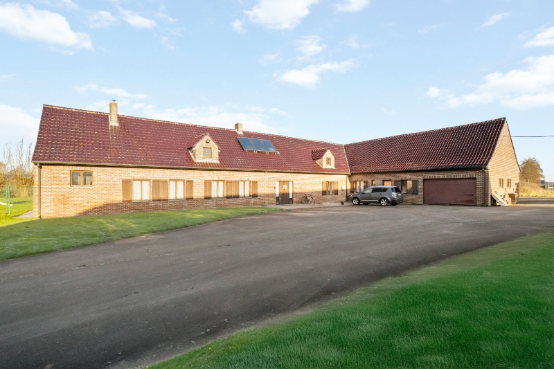 Staden. RUIME VILLA MET POTENTIEEL + loods van 435 m2 + loods van 515 m2 . Totaal perceel met tuinen en vijver = +/- 9000m2. Ideaal opbrengsteigendom en eigen gebruik. - foto 1