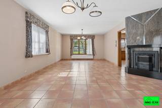 +++ Eenestraat 4, Iddergem +++<br /><br />Deze gezellige 3-gevelwoning is ideaal gelegen op wandelafstand van de dorpskern van Iddergem, met scholen, winkels en openbaar vervoer binnen handbereik. Bovendien geniet u van een vlotte verbinding naar belangrijke invalswegen. Bij het betreden van de woning komt u in de inkomhal met gastentoilet. De <strong>ruime en lichtrijke leefruimte</strong> bestaat uit een gezellige zithoek en een eetkamer. Aansluitend vindt u een <strong>aparte, volledig geïnstalleerde keuken </strong>met directe toegang tot het <strong>terras </strong>en de <strong>tuin</strong>. De tuin beschikt tevens over een handige <strong>tuinberging</strong>. Op het gelijkvloers bevindt zich eveneens <strong>de eerste slaapkamer en de badkamer </strong>uitgerust met een ligbad en een tweede toilet. Verder is er nog een praktische berging met douche. Op de eerste verdieping bevindt zich de <strong>tweede ruime slaapkamer</strong>. <strong>De zolderverdieping biedt de mogelijkheid om ingericht te worden als derde slaapkamer of polyvalente ruimte</strong>. De woning beschikt eveneens over een <strong>aparte garage</strong> met afgesloten oprit, wat zorgt voor extra comfort en parkeergelegenheid. Interesse? Voor meer inlichtingen of een bezoek, contacteer ons via info@immoteam.be of 0478/05 90 69.