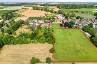 Uniek geheel op bijna 1,5 hectare met een woongedeelte van ruim 200m² alles gelijkvloers, een polyvalente ruimte van 70m² (oorspronkelijk electricteitswinkel nadien appartement kan dienstdoen voor inwonende ouder(s) of als kantoor aan huis) en 3 vergunde garageboxen die perfect kunnen dienstdoen voor het stallen van paarden en 45m² kelders voor opslag. Kortom een pand met zeer veel mogelijkheden en zeker met de aanliggende weides een uniek geheel voor het houden van paarden aan de privaatwoning! Contacteer ons om de mogelijkheden van dit geheel te verkennen!