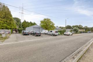 TE KOOP: Woning met magazijn op een perceel van 24a84ca! Ben je op zoek naar een woning met karakter, ruimte én mogelijkheden? Deze instapklare...