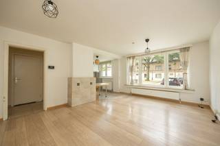 <p><span>Op zoek naar een instapklaar appartement met veel licht, een gezellige buitenruimte én een centrale ligging? Dan zit je hier goed. Dit verzorgde gelijkvloerse appartement combineert een ruime leefruimte met open keuken, een comfortabele slaapkamer en een zonnige stadskoer. Bovendien woon je hier vlak bij het Te Boelaerpark, winkels, scholen en openbaar vervoer.</span></p><p><span> </span></p><p><span>Licht & praktisch</span></p><p><span>Je komt binnen in de inkomhal, waar een handige ingemaakte kast voorzien is met aansluiting voor een wasmachine. Vanuit de hal heb je toegang tot zowel de badkamer als de leefruimte.</span></p><p><span>De woonkamer vormt samen met de open keuken een aangename, lichtrijke leefomgeving. Dankzij het grote raam aan de straatzijde baadt de ruimte in natuurlijk licht. De onderhoudsvriendelijke vloer zorgt voor een warme uitstraling. De open keuken sluit mooi aan op de leefruimte en beschikt over een spoelbak, dampkap, aansluiting voor een gasfornuis en voldoende stopcontacten. Een compacte ontbijttafel of extra werkblad maakt de ruimte extra praktisch.</span></p><p><span> </span></p><p><span>Slaapkamer met toegang tot buitenruimte</span></p><p><span>Achteraan bevindt zich de ruime slaapkamer, rustig gelegen en met directe toegang tot de gezellige stadskoer. Die buitenruimte is zuidoost georiënteerd, waardoor je hier al vroeg op de dag van de zon geniet. Ideaal voor een ontbijt buiten, wat groen in potten of een gezellige zithoek. De slaapkamer biedt voldoende plaats voor een dubbel bed en kleerkasten.</span></p><p><span>Naast de slaapkamer ligt de badkamer, uitgerust met een douche, toilet en lavabomeubel. Dankzij het raam geniet je hier van natuurlijke verluchting en daglicht.</span></p><p><span> </span></p><p><span> </span></p><p><span>Centraal wonen vlak bij park en station</span></p><p><span>Dit appartement bevindt zich op een bijzonder gunstige locatie in Borgerhout. Je woont hier vlak bij het Te Boelaerpark en het Boekenbergpark, ideaal voor een wandeling, een loopsessie of een ontspannen namiddag in het groen. Voor je dagelijkse boodschappen liggen Delhaize en Aldi op korte afstand. Ook scholen, openbaar vervoer en Berchem Station bevinden zich in de directe omgeving. Met de Ring en belangrijke invalswegen vlakbij ben je bovendien snel onderweg naar Antwerpen of daarbuiten.</span></p><p><span> </span></p>