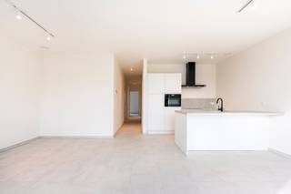 *IN OPTIE* Dit recente 2-slaapkamerappartement is gelegen op de eerste verdieping en biedt een aangename, lichtrijke leefruimte met open, volledig geïnstalleerde keuken. Aansluitend is er een mooi terras waar het fijn vertoeven is. Verder beschikt het appartement over een badkamer met inloopdouche en dubbele lavabo, een praktische berging en een apart toilet.<br /><br />Het appartement is energiezuinig (BEN) en uitgerust met individuele zonnepanelen, een geothermische warmtepomp, vloerverwarming en vloerkoeling, wat zorgt voor een hoog wooncomfort en een laag energieverbruik.<br /><br />In de ondergrondse verdieping is er een private berging en er is mogelijkheid tot parkeren achteraan het gebouw. Ook een fietsenberging en vuilnisruimte zijn voorzien.<br /><br />troeven:<br />- geschilderd<br />- inclusief verlichting <br />- zonnig terras<br />- parkeerplaats<br />- kelderberging<br /><br />Een comfortabel, instapklaar en duurzaam appartement op een centrale locatie in Mariaburg-Brasschaat.<br /><br />Interesse? info@neonvastgoed.be of 03/336.88.88