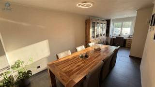 <h3><span>Instapklare gezinswoning met 3 slaapkamers, ruime tuin en private oprit</span></h3><p><span>Ontdek deze verzorgde en instapklare woning op een toplocatie, recht tegenover het prachtige provinciaal domein De Gavers. Dankzij de ruime leefruimtes, drie slaapkamers en zonnige tuin biedt deze woning alle comfort voor wie op zoek is naar een aangename gezinswoning.</span></p><p><span>Indeling</span></p><p><span>Gelijkvloers</span><span><br />Via de inkomhal met gastentoilet betreedt u de ruime en lichtrijke leefruimte met open keuken. De badkamer is volledig uitgerust met een lavabomeubel, ligbad en comfortabele inloopdouche. Aansluitend bevindt zich een ruim terras met stijlvol lamellendak, ideaal om het hele jaar door van het buitenleven te genieten.</span></p><p><span>Eerste verdieping</span><span><br />De nachthal geeft toegang tot twee ruime slaapkamers, waarvan één beschikt over een praktische dressing. Op deze verdieping bevindt zich eveneens een apart toilet.</span></p><p><span>Tweede verdieping</span><span><br />De zolderverdieping werd ingericht als een volwaardige derde slaapkamer met een charmante mezzanine, ideaal als slaap-, werk- of hobbyruimte.</span></p><p><span>Troeven van deze woning</span></p><ul><li><span>Instapklaar en uitstekend onderhouden </span></li><li><span>3 volwaardige slaapkamers </span></li><li><span>Ruime en lichtrijke leefruimte </span></li><li><span>Grote tuin met terras en lamellendak </span></li><li><span>Private oprit </span></li><li><span>Elektrische installatie conform AREI </span></li><li><span>EPC-label B geen renovatieverplichting </span></li><li><span>Asbestveilige woning, enkel tuinhuis dak is asbest.</span></li><li><span>Unieke ligging tegenover provinciaal domein De Gavers </span></li></ul><p><span>Bent u op zoek naar een energiezuinige, instapklare woning op een uitstekende locatie? Dan is deze eigendom zeker een bezoek waard.</span></p><p><span>Interesse?</span><span> Reageer op de advertentie voor meer informatie of een bezoek. Wij nemen vervolgens contact met u op om een afspraak in te plannen.</span></p>