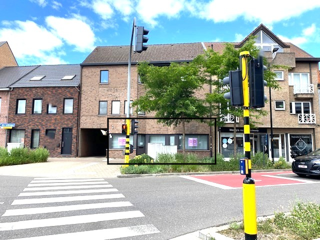 Handelsruimte (+-160m²) met 6 autostaanplaatsen centrum Geel. - foto 1