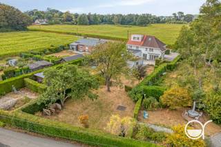 Deze charmante woning heeft heel veel troeven, goede ligging, veel lichtinval en een gezellige tuin (617 m²) met 2 terrassen. Op het gelijkvloers hebben we de inkom met vestiairekast en toilet. Op het gelijkvloers geven de lichtrijke living en keuken uit op het terras en de mooie tuin. Op de eerste verdieping zijn er twee ruime slaapkamers en een badkamer met dubbele lavabo, bad en toilet. Op de tweede verdieping is er ook nog een derde slaapkamer. Extra bergruimte hebben we nog in de grote tuinberging. De aangelegde tuin heeft heel veel charmes en is ook bereikbaar langs achteren. Door de 2 terrassen is er altijd wel een plaatse in de zon of schaduw te vinden. Plan je bezoek via https://wittepaalstraat41.rosseel.be of annick@rosseel.be 09/280.20.43