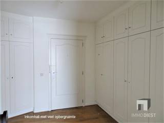 Modern appartement met 2 slaapkamers. Dit appartement heeft een ruime living met veel lichtinval, parket in de leefruimte en laminaat in...