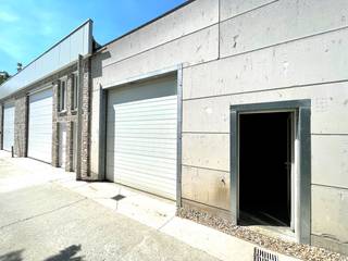 Bent u op zoek naar een praktische en vlot bereikbare opslagruimte? Dit magazijn in Beveren-Leie biedt een oppervlakte van 100 m² en is ideaal voor lichte activiteiten of stockage van goederen, materialen en archief.<br /><br />Kenmerken:<br />Oppervlakte: 100 m²<br />Bestemming: uitsluitend opslag<br />Goede bereikbaarheid<br />Praktische indeling<br />Het magazijn is beschikbaar vanaf 1 augustus.<br />Interesse of wenst u meer informatie? Neem gerust contact op voor verdere details of een bezichtiging.