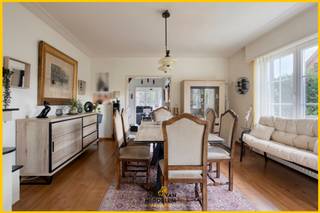 <strong>Immo Van Middelem verkoopt deze charmante woning gelegen op een topligging in het centrum van Dilbeek. Ze geniet van een bijzonder gunstige mobiscore van 8,7/10. Winkels, openbaar vervoer, scholen en sportfaciliteiten zijn te voet bereikbaar. Ideaal voor mensen die graag wonen in een levendige, maar toch rustige dorpskern. </strong><br /><br />Indeling:<br />- GELIJKVLOERS: inkomhal, toilet, salon en eetplaats met keuken en toegang tot terras en tuin;<br />- EERSTE VERDIEPING: nachthal, twee slaapkamers en een badkamer met toilet. Mogelijkheid om een 3e slaapkamer te creëren;<br />- ZOLDER: via trapladder (niet ingericht, biedt extra opbergmogelijkheden).<br />- KELDER: wasplaats, berging en garage;<br /><br />Betonnen gewelven, centrale verwarming op stadsgas.<br />EPC: 460 kWh/m².jaar - Label E (UC:3730628). Renovatieverplichting van toepassing.<br />Vrij bij akte.