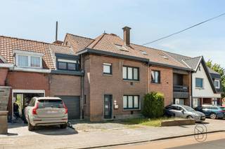 <p>Deze elegante rijwoning, gelegen in een gewilde wijk van Moeskroen, combineert op harmonieuze wijze ruimte, comfort en lichtinval. De woning is zorgvuldig onderhouden en perfect uitgerust, en biedt een ideale leefomgeving voor een gezin dat op zoek is naar rust en functionaliteit.<br /><br />Al bij binnenkomst wordt u betoverd door de charme van de uitnodigende hal met opbergruimte en een apart toilet met wastafel. De ruime woonruimtes, badend in natuurlijk licht, bestaan uit een gezellige eetkamer die uitkomt op een gezellige woonkamer, waardoor een gezellige ruimte ontstaat die uitnodigt tot gezellig samenzijn.<br />De ruime, volledig uitgeruste keuken vormt het hart van het huis en zal liefhebbers van comfort en gezelligheid zeker aanspreken. Ze beschikt over talrijke moderne voorzieningen en een ruime eethoek met een aangenaam uitzicht op de tuin, ideaal om dagelijks van de buitenomgeving te genieten.<br /><br />Op de eerste verdieping bevinden zich drie mooie slaapkamers, een kantoor dat perfect geschikt is voor thuiswerken, en een complete badkamer met verzorgde afwerking, voorzien van een bad, inloopdouche, wastafelmeubel, toilet en wasruimte.<br />De tweede verdieping is volledig gewijd aan een prachtige oudersuite, een echte privéruimte die comfort en intimiteit biedt dankzij de aangrenzende doucheruimte en het aparte toilet.<br /><br />Het pand is volledig uitgegraven en beschikt bovendien over een ruime kelder die opmerkelijke mogelijkheden biedt voor de inrichting van een atelier, een recreatieruimte, een fitnessruimte of royale opslagruimtes.<br /><br />Buiten nodigt een terras op de tussenverdieping met ideale ligging uit tot ontspanning, terwijl een groot betonnen plateau de aanleg van een tweede terras op tuinniveau mogelijk maakt. De volledig omheinde tuin vormt een veilige en aangename ruimte voor het hele gezin. Aan de voorzijde maken twee eigen parkeerplaatsen het geheel compleet, met de mogelijkheid om nog een extra parkeerplaats aan te leggen.<br /><br />Wat de uitrusting betreft, beschikt het huis over recente PVC-ramen met dubbele beglazing en elektrische en handbediende luiken, centrale verwarming op gas aangevuld met een pelletkachel, een geïsoleerd dak in uitstekende staat en een zonnescherm op het terras.<br /><br />Met zijn royale ruimtes, modern comfort en uitstekende ligging is dit pand een zeldzame kans op de markt. Een kwaliteitswoning waar u alleen nog maar uw koffers hoeft neer te zetten om ten volle van elke ruimte te genieten.</p>