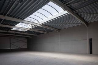 Nieuwbouw KMO-unit van <strong>445 m²</strong> maakt deel uit van het gloednieuwe hoogwaardige bedrijvenpark MG PARK ARSELA in Tielt. Het park is fantastisch gelegen langs de bedrijvige Deinsesteenweg en biedt een vlotte verbinding naar zowel de <strong>E17 als de E40</strong>, waardoor het zich op een uiterst strategische en centrale locatie in Tielt bevindt.<br /><br />De casco bedrijfsruimtes, voorzien van brandklasse C, hebben een vrije hoogte van 5 meter en worden opgebouwd uit een duurzame staalconstructie in combinatie met een betonplint en geïsoleerde sandwichpanelen. Elke loods is toegankelijk via een automatische sectionale poort (4 m breed x 4,2 m hoog) en uitgerust met een lichtdoorlatend rookluik, polybetonvloer en geïsoleerd dak met een draagvermogen van 0,15 kN/m² voor zonnepanelen. Verder beschikt elke unit over een regenwaterput van 5.000 liter. Er zijn 2 privatieve parkeerplaatsen voorzien, aangevuld met ruime extra parkeergelegenheid op de site.<br />De parkeerplaatsen dienen verplicht mee aangekocht te worden aan een prijs van 6000 euro/parkeerplaats.<br /><br />Contacteer Henry Van Tornhout voor bijkomende inlichtingen of een vrijblijvend plaatsbezoek via <strong>+32 474 13 37 93 </strong>of via <strong>henry@kmovastgoed.be</strong><br />