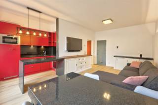 Appartement meublé dans le centre d'Anvers, avec des finitions de haute qualité et une terrasse spacieuse. Aménagement- hall d'entrée- salon et salle...