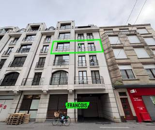 Dit gezellig appartement is gelegen in het hartje van Blankenberge op wandelafstand van het centrum, verschillende handelszaken, de zee, het openbaar vervoer en scholen.<br /><br />U komt het appartement binnen via de inkomhal die u toegang geeft tot de ruime, lichtrijke woonkamer. De woonkamer staat in verbinding met de geriefelijke keuken. naast de keuken vind men ook nog een handige berging. Verder vindt u nog 2 slaapkamers, de grootse slaapkamer geeft toegang tot de badkamer, voorzien van een dubbele wastafel, een bad en de aansluiting voor uw wasmachine en droogkas. Bovendien is er nog een doucheruimte en een apart toilet aanwezig. Ook is het zalig vertoeven op het kleine terrasje aanpalend aan het appartement. Het appartement wordt gemeubeld verhuurd, met de mogelijkheid om enkele toestellen over te nemen.<br /><br />Deze topper wordt verwarmd via centrale verwarming op aardgas en is voorzien van dubbele beglazing.<br /><br />Aarzel niet langer en leg onmiddellijk uw bezoek vast!<br /><br />Beschikbaar vanaf: 01/05/2026<br /><br />gemeenschappelijke lasten: 54,- euro /maand<br /><br />