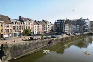 Dit éénslaapkamer appartement van 70 m² op de eerste verdieping beschikt over een eet- en leefruimte met rechtstreekse toegang tot het zuidwestelijk georiënteerd terras (9 m²), een halfopen keuken, een afzonderlijk toilet, een berging, een ruime slaapkamer en een badkamer uitgerust met een dubbele lavabo, een inloopdouche en de aansluiting voor een droog- en wasmachine. Het appartement beschikt eveneens over een exclusief genotsrecht van de tuin (14,7 m²). Het appartement voldoet aan de strenge energienormen dankzij de voorziening van zonnepanelen, een individuele centrale verwarming met een lucht-waterwarmtepomp en vloerverwarming, een ventilatie type D met warmterecuperatie. <br /><br />De residentie telt zes appartementen, elk voorzien van een ruim zuidwest-georiënteerd terras. Daarnaast is er één commerciële ruimte beschikbaar. Voor het gemak van de bewoners biedt de residentie overdekte fietsparkeerplaatsen in een gemeenschappelijke fietsenstalling.<br /><br />De ligging biedt een fijne balans tussen rust en stedelijke dynamiek. Op wandelafstand vind je de Coupure, het Groenevalleipark en de Watersportbaan, ideaal voor ontspanning en buitenactiviteiten. Tegelijkertijd biedt het nabijgelegen stadscentrum een breed aanbod aan restaurants, winkels en culturele voorzieningen. De residentie is goed bereikbaar, zowel met de wagen via de R40 en R4 als met het openbaar vervoer. Meerdere bus- en tramhaltes in de buurt zorgen voor snelle verbindingen door de stad.