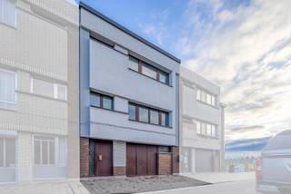 TE KOOP IN OOSTAKKERDeze op te frissen woning is gelegen in een doodlopende straat vlakbij het centrum van Oostakker en heeft een vlotte verbinding...