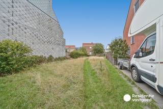 Op zoek naar de ideale plek om uw droomwoning te realiseren? In de Nieuwe Koerswijk te Oostende bevindt zich deze mooie bouwgrond van 321 m², een uitstekende opportuniteit voor wie op zoek is naar een rustige en aangename woonomgeving met alle troeven van de kuststad binnen handbereik.<br /><br />Het perceel heeft een aantrekkelijke breedte van 10 meter en een diepte van 33 meter, waardoor het bijzonder geschikt is voor de realisatie van een stijlvolle halfopen bebouwing. De mooie perceelvorm biedt heel wat mogelijkheden om een comfortabele en hedendaagse woning te creëren, met aandacht voor licht, ruimte en een aangename buitenomgeving.<br /><br />Dankzij de ligging in de Nieuwe Koerswijk geniet u van een aangename woonomgeving en een vlotte verbinding met het centrum van Oostende, winkels, scholen, openbaar vervoer en de kust. Een ideale locatie voor wie rustig wil wonen, zonder de bereikbaarheid en voorzieningen van de stad te moeten missen.<br /><br />Deze bouwgrond vormt dan ook een unieke kans voor particulieren, gezinnen of investeerders die hun eigen woonproject willen realiseren op een mooie locatie in Oostende.<br /><br />Interesse? Contacteer ons en ontdek de mogelijkheden.