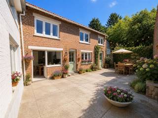 <p><span>Deze volledig te renoveren woning heeft volgens ons heel erg veel potentieel. Daarom vroegen we AI om de binnenkoer en de leefruimtes eens te renoveren en in te richten, zodat u een betere inschatting krijgt van de mogelijkheden. Er is namelijk een handige, erg ruime inkomhal met daarachter een zitruimte en de keuken die uitgeeft op de aangename binnenkoer en grote, groen aangeklede tuin. Ook de living geeft hierop uit en is erg ruim. De badkamer zit nu op het gelijkvloers achter de keuken, maar kan ook boven gemaakt worden. Er zijn daar immers 4 ruime kamers en nog een extra berging. Het dak op de woning werd recent vernieuwd. Ook de stallingen hebben heel wat mogelijkheden. Bent u een Handige Harry, dan kan dit een droomwoning worden. De locatie is ook top: in centrum Gingelom met een bakker/beenhouwer, grootwarenhuis en school in de buurt en de E40 op 5 minuten! </span></p>
