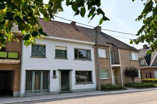 <p><span>STEVIGE WONING GELEGEN LANGS EEN RUSTIG STUKJE STRAAT</span></p><p><span>*** QUICK SALE MET BIEDPRIJS VANAF 295.000 EUR *** </span></p><p><span> </span></p><p><span>Deze woning kreeg grootse afmetingen mee, mooi ruimtes en veel lichtinval zorgen er voor een aangename woonsfeer.</span></p><p><span> </span></p><p><span>Inkomhal met apart toilet en open traphal.<br />De leefruimte is ruim ingedeeld met zithoek, eethoek en vlotte doorsteek naar een extra large woonkeuken.  <br />Aansluitend is nog een veranda.  Alle ruimtes houden er een open tuinzicht op na.</span></p><p><span> </span></p><p><span>Op het verdiep zijn 3 slaapkamers, een dressingruimte en een stevig uitgebouwde badkamer.<br />Ook de zolder maakt deel van het geheel, goed ingericht met grote slaapkamer, extra badkamer en zalige saunahoek.</span></p><p><span> </span></p><p><span>Er is een berging met wasruimte, een praktische garage en een handige bergkelder.<br /><br />De buitenruimte zet zich graag in als sfeermaker met terras, gazon en heel veel zon.  <br />Enkele oude bomen zorgen voor een extra dimensie.</span></p><p><span> </span></p><p><span>STEVIG GEHEEL<br />VEEL WOONRUIMTE<br />ZALIGE TUIN<br />GARAGE EN KELDER</span></p><p><span> </span></p><p><span>*niet bindende vanafprijs, de verkoop komt tot stand door aanvaarding van het uitgebrachte bod</span></p><p><span> </span></p><p><span> </span></p>