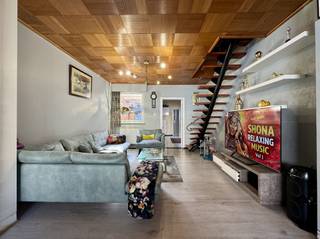 VANAFPRIJS 249.000 EURDeze compacte gezinswoning in Terhagen, vlakbij het prachtige natuurdomein De Schorre, biedt een ideale combinatie van comfort,...