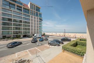 Dit volledig gerenoveerde appartement is ideaal gelegen te Albertstrand en biedt een ruime accommodatie met een uitzonderlijk uitzicht op zee.<br /><br />We worden meteen verwelkomd in de comfortabele woonkamer met eethoek en aangrenzende open keuken.<br />Het is erg gezellig en combineert perfect wat we zoeken in een vakantiewoning: rust, zon en zicht op zee.<br />Het appartement heeft twee grote slaapkamers en een goed ontworpen kinderslaapkamer die ook dienst doet als leeshoek.<br />Elke kamer heeft een ensuite douchekamer met wastafel. <br />Veel kastruimte beschikbaar.<br /><br />Een fietsenberging is beschikbaar in het gebouw en een privékelder maakt het aanbod compleet.<br /><br />Info en bezoek via 050 760 760
