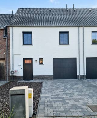 Droomt u van een recente woning waar comfort, ruimte en energiezuinigheid perfect samenkomen? Dan is deze prachtige gezinswoning uit 2021 in...