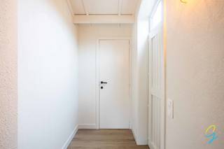 Welkom in dit prachtig gerenoveerde vakantiehuis (2025) in vakantiepark Zeewind 1 te Bredene.Dit charmante duinenhuisje met twee slaapkamers biedt...