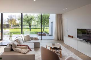 In de www.stationsstraat32.be (url kopiëren en plakken indien doorklikken niet lukt) in Moen stellen we jou graag deze prachtige, instapklare villa voor. De woning werd door de eigenaars gerenoveerd met de bedoeling er decennia te blijven wonen. De aankoop van een andere woning beslist daar anders over. Maar laat dit nu supernieuws zijn voor u! De woning werd zeer kwalitatief ingericht en is voorzien van 4 slaapkamers (waarvan 2 op het gelijkvloers), een lichtrijke leefruimte met leefkeuken, 2 badkamers, dubbele garage, zolder, ... en een mooie tuin met groot terras!  <br /><br />HOMERUN: Op zondag 10 mei ben je van harte welkom op de Homerun van deze woning. Via www.stationsstraat32.be kan je een afspraak inplannen. Eveneens via de website verneem je veel meer, zoals een uitgebreide omschrijving, foto's, 360° rondgang, documenten, … <br /><br />KICK-OFF PRIJS: De vermelde prijs is een Kick-Off prijs waarop een eenmalig bod kan uitgebracht worden (zowel boven als onder de Kick-Off prijs). Dankzij het kwaliteitslabel van Henry Houser ben je zeker dat de biedingen correct verlopen zonder dat er een opbodspel gehouden wordt!  <br /><br />EXTRA BEZOEK: Mocht je op zondag 10 mei niet vrij zijn, geef dan gerust een belletje om een afspraak in te plannen op een ander moment. En wees gerust ... iedereen, van de eerste tot de laatste bezoeker, heeft evenveel kans om een eenmalig bod uit te brengen!  <br /><br />Groeten, Hendrik<br /> 