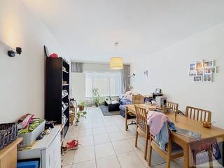 Aan de Torenstraat 31 bus 2 in Hasselt ligt dit appartement op de eerste verdieping, met een oppervlakte van 84 m² volgens het EPC. De ligging biedt een vlotte toegang tot het centrum van Hasselt en de dagelijkse voorzieningen.<br /><br />Het appartement omvat een leefruimte met eetgedeelte, een keuken, een badkamer en een apart toilet. Verder zijn er twee slaapkamers die met elkaar verbonden zijn en een balkon. Achter het gebouw bevindt zich een garagebox, bereikbaar via een geautomatiseerde toegangspoort.<br /><br />Het appartement is beschikbaar vanaf<strong> 1 december 2026</strong>.<br /><br /><u><strong>Kosten:</strong></u>
<ul>
<li><strong>Huurprijs:</strong> €795,00 per maand</li>
<li><strong>Huurwaarborg: </strong>€2.385,00 (drie maanden huur)</li>
<li><strong>Nutsvoorzieningen:</strong> op eigen naam</li>
</ul>