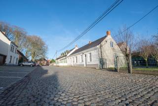 De verkoop bestaat uit een te renoveren handelsruimte, 2 te renoveren woningen en een perceel grond, samen 1131m².Kom de sfeer opsnuiven en breng een...