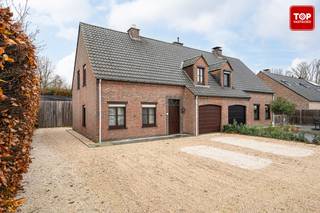 Deze prachtige halfopen gezinswoning is gelegen te Evergem, Doornzele.<br /><br />Hier kan je echt genieten van de rust samen met het gezin. De woning heeft alle comfort. Binnen genieten van de gezelligheid, maar ook buiten van de aangename tuin.<br /><br />In de directe omgeving is er een goede verbinding met het openbaar vervoer en in een straal van enkele kilometers zijn er tal van winkelgelegenheden. De R4 bevindt zich op minder dan 5 minuten rijden met de wagen. Zo heb je een uitstekende verbinding met de E34, E40 en de E17.<br />Ook Gent Centrum is perfect bereikbaar van hieruit met de wagen of het openbaar vervoer.<br /><br />Qua indeling van de woning, kom je via de inkomhal terecht in de ruime leefruimte. Op het gelijkvloers vinden we de living, keuken, bergruimte en garage terug. Eveneens de toegang tot de grote mooie tuin. Hierin kan je heel het jaar door genieten. <br />Op de eerste verdieping vinden we 3 ruime slaapkamers terug. In de badkamer is er zowel een ligbad als een douche aanwezig.<br /><br />Extra pluspunten :<br />- Op het dak liggen 8 zonnepanelen (2500 WP)<br />- Op wandelafstand ligt een prachtige speeltuin voor de kinderen<br />- In de tuin vinden we nog een groot overdekt tuinhuis terug. Ideaal om alle zomerspullen goed op te bergen.<br /><br />Deze woning heeft alles in huis om er een echte thuis van te maken! <br /><br />Beschikbaar bij akte.<br /><br />Contacteer Top Vastgoed voor een bezoek op 0475 700 700.
