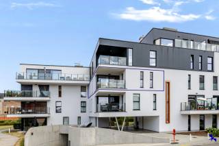 Welkom in Willebroek!<br /><br />Welkom in het bruisende centrum van Willebroek! Dit ruime appartement heeft een bewoonbare oppervlakte van maar liefst 134,6 m² en biedt een comfortabele leefruimte voor het hele gezin. Met drie slaapkamers en een ruime badkamer is dit de ideale plek om rustig te wonen in een gezellige omgeving.<br /><br />De moderne open keuken vormt het hart van het appartement, dat verder beschikt over een inkomhal, twee toiletten en een zonnig terras waar u in alle rust kunt genieten van het buitenleven. Het gebouw is recent gebouwd en uitgerust met duurzame aluminium ramen met vliegenramen, een ventilatiesysteem type C en een aparte berging voor extra opbergruimte.<br /><br />Voor het parkeren is er één garageplaats beschikbaar die optioneel kan worden aangekocht, wat het woongenot nog completer maakt. Dankzij het gunstige EPC-label bent u ook verzekerd van een energiezuinig en comfortabel woningklimaat.<br /><br />Interesse gewekt? Contacteer ons kantoor via info@hiro.be of 03 230 00 14!