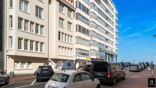 <span>Fantastisch gerenoveerd appartement met zijdelings zeezicht gelegen vlakbij de zee, de Kustlaan en de Approach Minigolf. Indeling: Inkomhal met gastentoilet. Lichtrijke woon- en eetkamer met zijdelings zeezicht. Moderne open keuken voorzien van alle apparatuur. 1ste ruime slaapkamer. 2de slaapkamer met stapelbedjes. De slaapkamers zijn voorzien van ingemaakte kasten. Badkamer met aansluiting voor wasmachine/droogkast. Privatieve kelder in de residentie. Meubels in de prijs. Interessante investering! Contacteer ons om een bezoek in te plannen. </span>