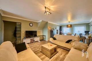 Ruim duplex appartement (123 m²) met 3 slaapkamers, een terras en ondergrondse autostaanplaats en berging in het centrum van Lommel.INDELING:Eerste...