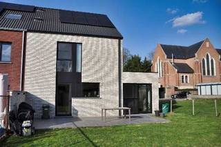 Recente energiezuinige woning (halfopen bebouwing) met een inpandige garage, zuidgerichte tuin met ruim terras en waterput van 10000 literGebouwd met...