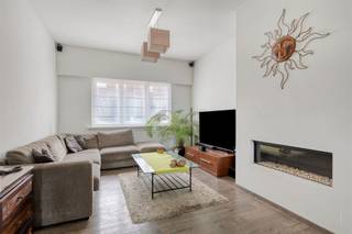 <p><span>Gezellige rijwoning met vernieuwd gelijkvloers, tuin en uitbreidingsmogelijkheden</span></p><p><span> </span></p><p><span>In een rustige en aangename straat, centraal gelegen tussen de dorpskernen van </span><span>Boom en Reet</span><span>, vinden we deze gezellige rijwoning met verrassend veel potentieel. De woning combineert een </span><span>degelijk bestaande structuur</span><span> met een volledig vernieuwd gelijkvloers, een leuke tuin met terras en een praktische uitgang naar de achterliggende servitudeweg.</span></p><p><span>Ook qua ligging zit u hier goed: dagelijkse winkels, openbaar vervoer en belangrijke verbindingswegen bevinden zich in de nabije omgeving.</span></p><p><span> </span></p><p><span>Vernieuwd gelijkvloers met open leefruimte</span></p><p><span>De oorspronkelijke woning dateert uit </span><span>1952</span><span> en beschikt over een solide structuur. In 2014 werd het volledige gelijkvloers grondig aangepakt onder begeleiding van een architect. Daarbij werd onder meer een ruime achterbouw gerealiseerd, waardoor een aangename, open leefruimte en een volledig ingerichte keuken ontstonden.</span></p><p><span>Via de inkomhal, voorzien van een handige afgesloten vestiaireberging en gastentoilet, komen we in de lichtrijke leefruimte. De gezellige </span><span>gashaard</span><span> zorgt hier voor extra sfeer. Aansluitend bevindt zich de volledig ingerichte open keuken met composieten werkblad en een uitgebreid assortiment aan toestellen: een 6-pits gaskookplaat, dampkap, hetelucht/stoomoven en een hetelucht/microgolfoven met warmhoudlade.</span></p><p><span>Daarnaast is er een praktische tweede berging met aansluitingen voor wasmachine en droogkast.</span></p><p><span>Vanuit de keuken is er rechtstreeks toegang tot de tuin. Hier geniet u van een aangelegd terras, een gemetselde tuinberging en een bijzonder handige achteruitgang naar de servitudeweg. De tuinberging leent zich uitstekend als fietsenstalling of bergruimte. Bovendien is er reeds materiaal aanwezig om de verdere omheining met achterpoort te realiseren.</span></p><p><span> </span></p><p><span>Drie slaapkamers en nog volop mogelijkheden</span></p><p><span>Op de eerste verdieping bevinden zich </span><span>drie slaapkamers</span><span> en een badkamer met douche, toilet en lavabo. De originele, mooi opgeschuurde trap geeft de woning hier extra karakter.</span></p><p><span> </span></p><p><span>Via een tweede vaste trap bereiken we de ruime zolderverdieping van maar liefst </span><span>40 m²</span><span>. Deze ruimte biedt nog tal van mogelijkheden en kan worden ingericht als bijvoorbeeld </span><span>twee extra ruime slaapkamers</span><span>, eventueel aangevuld met een tweede badkamer.</span></p><p><span> </span></p><p><span>Verder beschikt de woning over een </span><span>kelder</span><span>, ideaal als extra opslagruimte.</span></p><p><span> </span></p><p><span>Extra Troeven</span></p><ul><li><span>Rustige, harmonieuze straat met voldoende parkeergelegenheid</span></li><li><span>Centrale ligging tussen Boom en Reet</span></li><li><span>Volledig vernieuwd gelijkvloers, gerealiseerd in 2014</span></li><li><span>Elektriciteit conform.</span></li><li><span>Leidingen op de verdiepingen reeds voorzien</span></li><li><span>3 slaapkamers op de eerste verdieping</span></li><li><span>Ruime zolder van ca. 40 m² met mogelijkheid tot 2 extra slaapkamers</span></li><li><span>Mogelijkheid tot maximaal </span><span>5 slaapkamers</span></li><li><span>Aangename tuin met terras en gemetselde tuinberging</span></li><li><span>Handige achteruitgang via de servitudeweg</span></li></ul><p><span> </span></p><p><span>Renovatieplicht</span></p><p><span> De renovatieverplichting voor residentiële gebouwen gaat in op 1 januari 2023. </span></p><p><span>Wie vanaf 2023 de nieuwe eigenaar, opstalhouder of erfpachter wordt van een woning of appartement met een slecht EPC-label, moet die binnen de 5 jaar energetisch renoveren tot label D (of beter).</span></p><p><span> </span></p><p><span><span>https://www.vlaanderen.be/een-woning-kopen/renovatieverplichting-voor-residentiele-gebouwen-vanaf-2023#q-59813524-3072-4edc-bb23-c56becf7b528</span></span></p><p><span> </span></p>