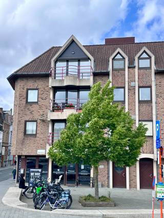 Wonen aan het water in hartje Kortrijk? Dit ruim appartement op de derde verdieping, gelegen aan de Budabrug en pal aan de Leie, combineert...