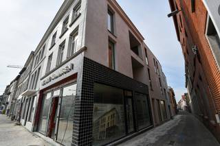 Dit nieuwbouwappartement is gelegen aan de Markt van Eeklo, uitkijkend op het mooie stadshuis.<br /><br />Het appartement is nog in afwerkingsfase en is binnenkort klaar voor haar 1ste bewoner. Indeling van het appartement:<br />inkomhal, lichtrijke leefruimte met open keuken, ruime technische berging, badkamer met douche, gastentoilet en 2 slaapkamers.<br /><br />Technisch:<br />- voorzien van warmtepomp met vloerverwarming<br />- zonnepanelen<br />- ventilatiesysteem D<br />- hedendaagse afwerking<br />- lift aanwezig<br /><br />Het gebruik van de gemeenschappelijke fietsen- en vuilnisberging is reeds inbegrepen in de huurprijs.<br /><br />Huurprijs: 820 Euro + 55 Euro per maand provisie voor gemeenschappelijke kosten.<br />Vrij op: 1 september 2026.<br /><br />Op zoek naar een instapklaar en centraal gelegen appartement te Eeklo? Contacteer mij dan via quinten@qubic-vastgoed.be om een vrijblijvend bezoek te brengen!<br /><br />Brochure van de keuken en het plan van het appartement kan u terugvinden op onze website.<br /><br />* mogelijkheid tot het bijhuren van een parkeerplaats aan 65 Euro per maand.<br />