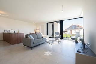 Dit gelijkvloers drieslaapkamerappartement is gelegen in residentie Rubano, een kwalitatief en stijlvol woonproject nabij het centrum van Kruisem. Dankzij deze ligging geniet je van de nabijheid van het dorpscentrum en de vlotte bereikbaarheid van de E17. <br /><br />Het appartement heeft een bewoonbare oppervlakte van 119,94 m² en werd praktisch ingedeeld. Via de inkomhal kom je terecht in de ruime leefruimte met eetplaats. Aansluitend bevindt zich de open keuken met praktische berging. Verder zijn er drie slaapkamers, twee toiletten en een badkamer voorzien van een ligbad, inloopdouche en een dubbele wastafel. Bovendien heeft dit appartement een ruim terras van 22,67 m² en een privatieve tuin van 188,40 m². De ruime bovengrondse staanplaats is verplicht aan te kopen voor 20.000,00 euro. Momenteel verhuurd aan €1.000 per maand, exclusief €70 provisie, wat het tot een investeringsopportuniteit maakt. Indien de koper het pand zelf wenst te betrekken, dient rekening te worden gehouden met de wettelijke opzegtermijnen. <br /><br />E-peil E7 / EK conform / verwarming d.m.v. warmtepomp in combinatie met vloerverwarming / verkoop onder BTW-stelsel<br />Interesse? sarie@landbergh.be of 09 278 78 79