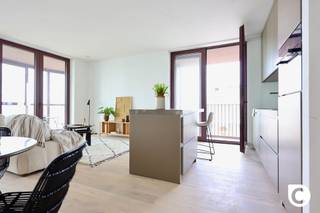 <p><span>Nieuwbouw hoekappartement met 1 slaapkamer, 2 riante terrassen en adembenemend Scheldezicht te Nieuw-Zuid!</span></p><p><span>Residentie "Huis aan de Kade" is een prestigieus nieuwbouwproject naar het ontwerp van Robbrecht & Daem architecten ('t Mas). Hier geniet u van een absolute toplocatie op 't Nieuw Zuid, van panoramische uitzichten over de Schelde en de feeërieke Antwerpse skyline alsook van het Kaaipark met stadsbos dat voorziet in een hondenweide een meerdere speeltuinen voor de (klein)kinderen. Een hoge afwerkingsgraad, hedendaags comfort, klasse en stijl gaan hier hand in hand. De spectaculaire vergezichten tillen de binnenruimte, het omvangrijke zomer- alsook het dito winterterras (overdekt) tot een ongekend niveau. Dit unieke "future-proof" appartement staat garant voor energiezuinig, zorgeloos en kwalitatief wonen en is ook uitermate geschikt als pied à terre en investering. </span></p><p><span> </span></p><p><span>Inkom-/nachthal, leefruimte & keuken:</span></p><p><span>U betreedt dit pareltje via de inkomhal met veiligheidsdeur, berging en videofoon. Het oog valt meteen op de prachtige parketvloer, dewelke is doorgelegd in nagenoeg het hele appartement. In de trendy leefruimte met open keuken die toegang verleent tot beide terrassen, wordt u overladen door een mooie natuurlijke lichtinval en omvergeblazen door de spectaculaire uitzichten. De oogstrelende "Bulthaup" keuken met eiland en zitgedeelte is afgewerkt met marmeren werkblad/spatwand en is voorzien van kwalitatieve (veelal Miele) toestellen. </span></p><p><span> </span></p><p><span>Slaapkamer, dressing, badkamer & toilet:</span></p><p><span>De master-bedroom heeft een aansluitende dressing, de muur tussenbeide kan indien gewenst eenvoudig worden opengemaakt. In de en suite badkamer met nis voor wasmachine en droogkast liggen alle aansluitingen volledig klaar. Net zoals in het aparte gastentoilet kan u nog volledig inrichten naar eigen smaak. </span></p><p><span> </span></p><p><span>Terrassen, autostaanplaats, fietsberging & kelder:</span></p><p><span>Als kers op de taart kan u genieten van een fenomenaal winterterras (overdekt met raampartijen die open kunnen) alsook van een geweldig zomerterras (samen ca. 30m²). Kortom, tijdens elk seizoen kan u wegdromen bij het sprookjesachtige uitzicht over onze prachtige Scheldestad. Aperitieven en dineren in dit zéér charmant Antwerpse kader zal telkens weer onvergetelijk zijn voor uzelf en uw gasten Een ondergrondse staanplaats kan bij aangekocht worden (€ 40.000), uiteraard een ware luxe in een stadsomgeving. De praktische kelder is inbegrepen. Ook uw fietsen kunnen veilig en droog gestald worden, zelfs uw bakfiets. </span></p><p><span> </span></p><p><span>Extra troeven:</span></p><p><span>- Toplocatie</span></p><p><span>- EPC A (85m² vloeroppervlakte + 30m² terras)</span></p><p><span>- Warmtepomp en vloerverwarming</span></p><p><span>- 1e bewoning</span></p><p><span>- EK conform</span></p><p><span>- Zomer- en winterterras- Kelder</span></p><p><span>- Autostaanplaats en fietsberging</span></p><p><span>- Fiberklaar</span></p><p><span>- 2 privatieve zonnepanelen</span></p><p><span> </span></p><p><span>*Verkoop onder 21% btw.</span></p><p><span> </span></p>